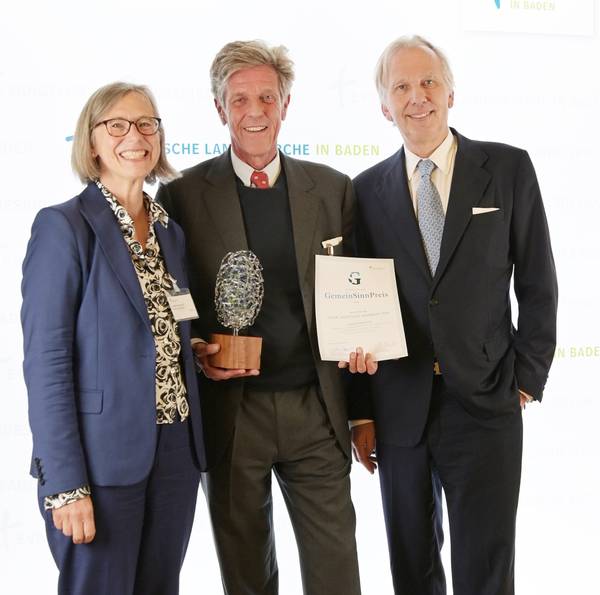 Quelle: Hansjörg Fuchs / Servicestelle Fundraising Preisträger des ersten Evangelischen GemeinSinnPreises Prof. Andreas-Norbert Fay mit Prälatin Heide Reinhard und Laudator Prof. Reinhard Walter
